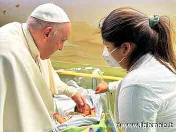 Papa Francesco visita i bimbi del Gemelli e battezza un neonato in Oncologia