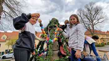 Schüler schmücken Osterbrunnen im Jenaer Kernbergviertel