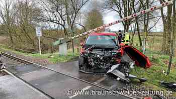 Bahn-Horror bei Gifhorn: Schranke klemmt Auto ein, Zug kommt