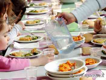 Mensa scolastica da incubo: sassi, graffette, capelli. L'ira dei genitori
