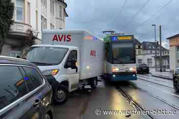 Bielefelder Stadtbahn rammt Lkw von der Straße
