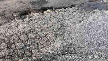 Via di Trigoria è l’incubo di auto e moto