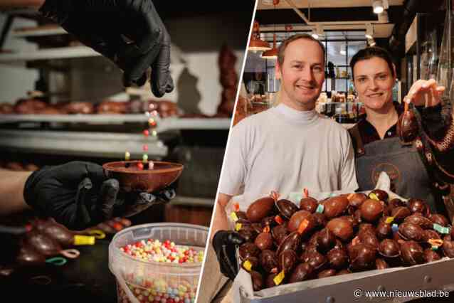 Patissier De Ruyter maakt retro-paaseieren met suikerbolletjes en gekleurd lintje: “Bijna niemand doet dit nog”