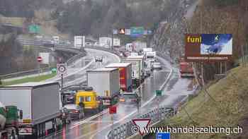 Zehn Kilometer Stau vor dem Gotthard-Strassentunnel