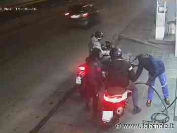 Napoli, lo scooter, gli spari: il video choc della rapina dal benzinaio