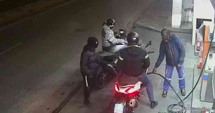 Napoli, provano a portargli via lo scooter ma lui resiste: i rapinatori gli sparano alle gambe. Il video