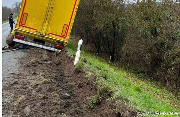 POL-HRO: Mit Futtermais beladenes Fahrzeuggespann kommt von der Fahrbahn ab und fährt sich fest