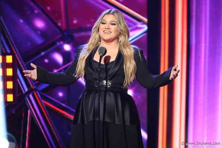 Kelly Clarkson rips ex-husband Brandon Blackstock in show's karaoke segment