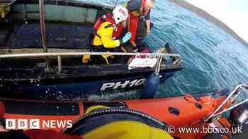 Cornwall: Rescued yachtsman very lucky - lifeboat coxswain