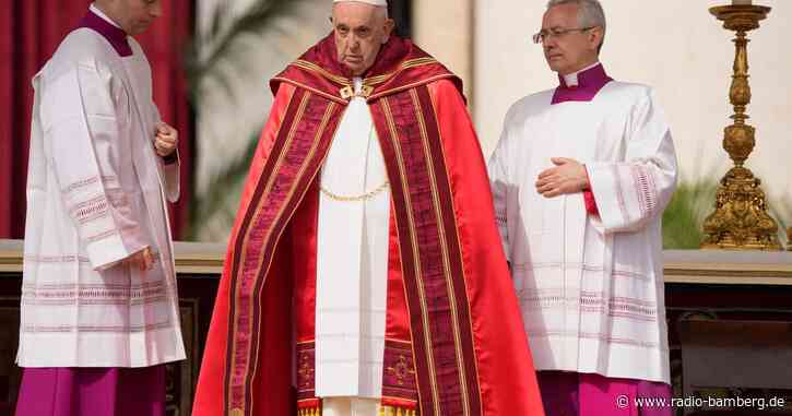 Papst nach Behandlung zurück auf dem Petersplatz