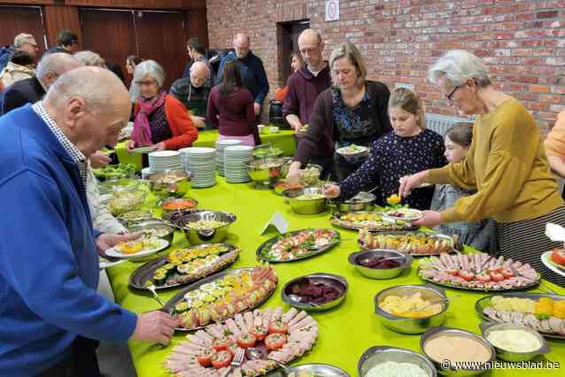 Liefhebbers schuiven aan bij buffet op Palmenmarkt
