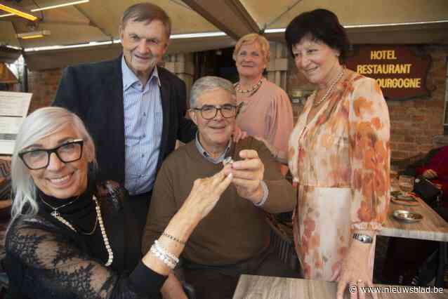 Marie-Jeanne (83) trakteert vinder van haar peperdure ring op etentje: “We hadden meteen door dat dit geen gewone ring was”