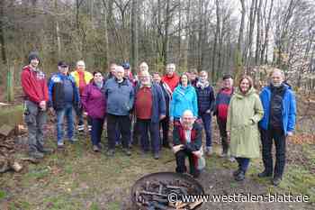 Papier und Flaschen aus dem Wald geholt