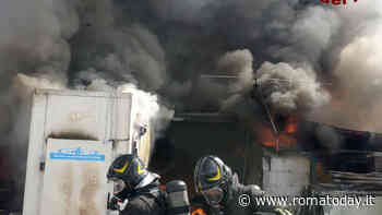 Incendio in un capannone: fiamme vicino alle abitazioni. Alta colonna di fumo nero visibile da diverse zone