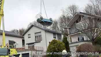 Auto landet auf Terrasse - zwei Schwerverletzte