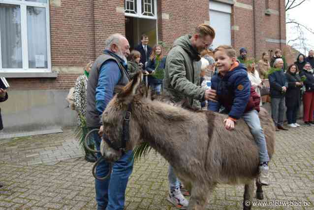 Gust stapt met ezel Boris van Oelegem naar Sint-Antonius voor palmprocessie