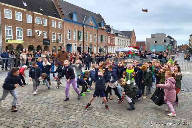 Kinderen grabbelen naar vliegende konijnen