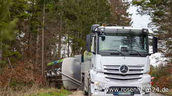 Milchtransporter kippt bei Obing um - Baggerfahrer leisten Hilfe