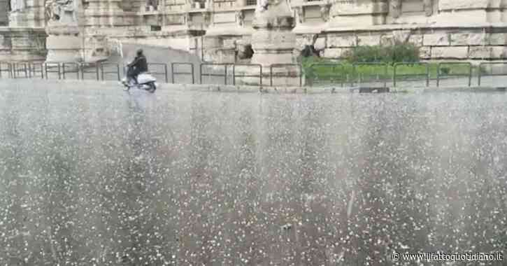 Roma, forte grandinata improvvisa con grossi chicchi di ghiaccio: caos e turisti in fuga dal centro