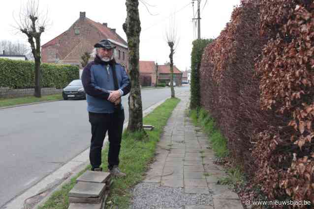 Buurtbewoners zijn gevaarlijk trottoir beu en breken slechtste straatstenen dan maar zelf uit: “Er moest dringend iets gebeuren”