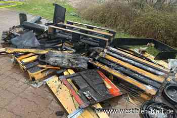 Paletten und Holz bei Schweißarbeiten in Brand geraten