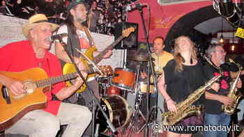 Fleurs Du Mal set acustico in concerto al Charity Café