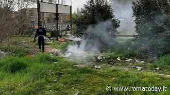 Piromane appicca incendio vicino alla scuola durante l'orario d'ingresso degli studenti