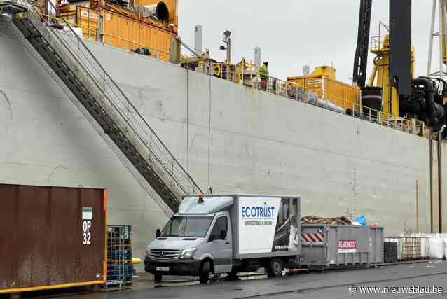 Bedrijf van Frank en Els reinigt immens baggerschip met droogijs: “Zelfs ons materiaal aan boord hijsen, was een huzarenstukje”
