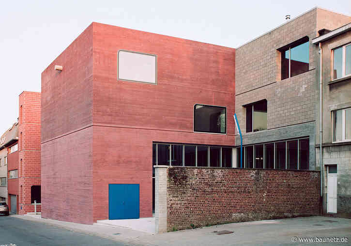 Feuerrot und Sicherheitsblau
 - Feuerwache in Dilbeek von Studio SNCDA