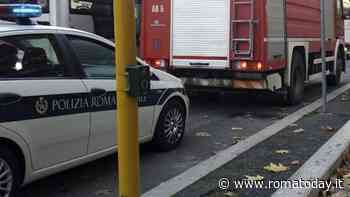 Auto in fiamme su via Cristoforo Colombo, traffico deviato