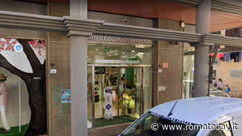 Rapina alla Benetton: armato di coltello minaccia cassiera e scappa con l'incasso