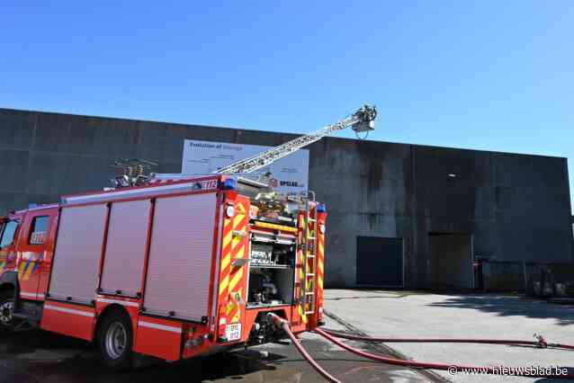 Twee zonnepanelen uitgebrand maar gebouw gered. “Gelukkig meteen brandweer gebeld”