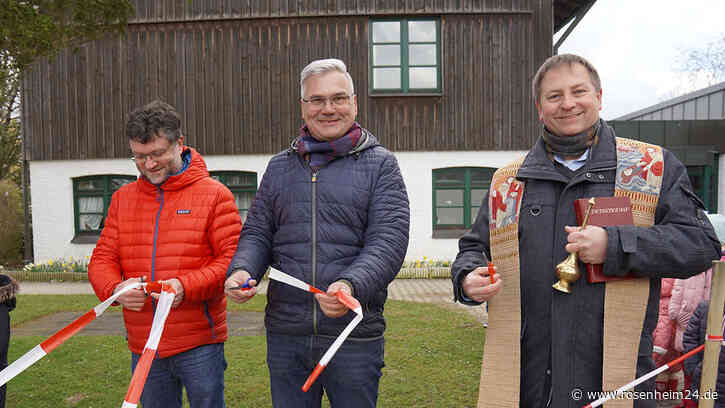 Übergabe und Segnung der neuen Außenspielgeräte des katholischen Pfarrkin- dergartens „Adalbert Stifter“