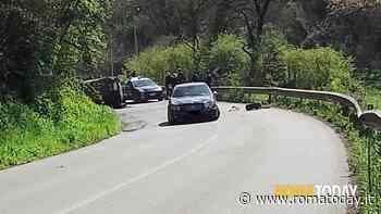 Frontale in curva tra due auto, grave una donna