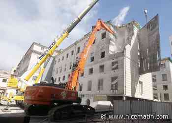 Premier coup de pelle spectaculaire sur le chantier de l’hôtel des polices de Nice, le pignon du pavillon G de l’ex-hôpital Saint-Roch est tombé