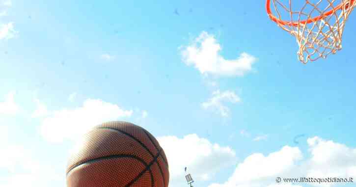Arbitro di basket giovanile vittima degli insulti razzisti dei genitori: “È la terza volta, ma non mi arrendo”