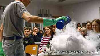 Chemie-Show in Altensteig: Tanzende Kohle und bengalisches Feuer