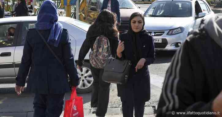 Iran, per le studentesse ora è obbligatorio indossare il velo islamico. E proseguono i casi di ragazze intossicate a scuola