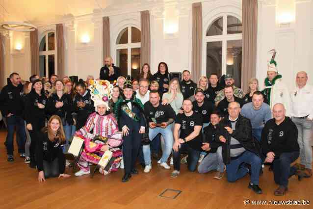 Winnaars carnavalsstoet krijgen wisselbekers overhandigd