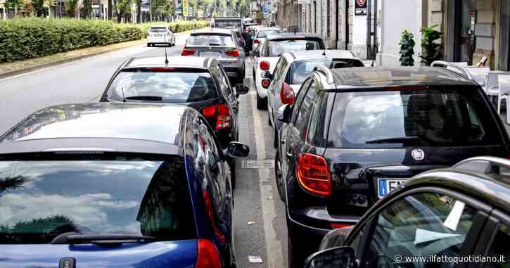 Milano, nel 2022 in aumento le multe per “sosta selvaggia”: oltre 295mila sanzioni, 100mila in più rispetto al 2021