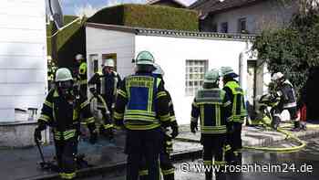 Elektroroller in Neumarkt-St. Veit fängt Feuer: Flammen greifen auf Hausfassade über