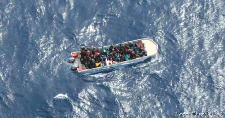 Migranti, barcone con 500 persone al largo della Libia. Alarm Phone: “Paura per le loro vite, bisogna salvarle”