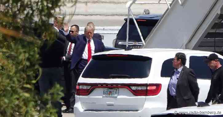 Trump vor Anklageverlesung am Dienstag in New York gelandet