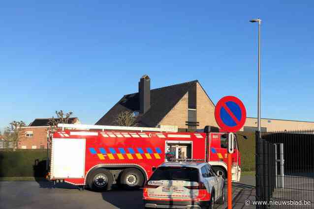 Glasscherven geruimd op wegdek bedrijventerrein De Geit