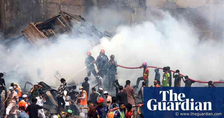 Bangladesh fire: 600 firefighters tackle blaze in huge Dhaka clothing market