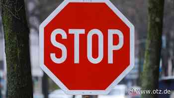 Zusammenstoß zwischen Pkw und Straßenbahn - Brennende Tonnen in der Innenstadt