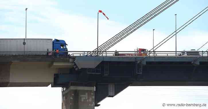 Klimaaktivisten blockieren Verkehr im Hamburger Hafen