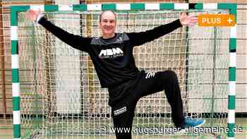 Auch mit 56 Jahren ist Torwart Oliver Hutter noch ganz schön gelenkig