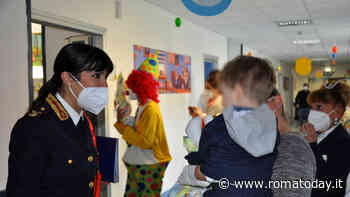 Peluche e uova pasquali: la polizia porta un sorriso ai bimbi degli ospedali pediatrici. Il video