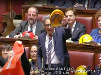 "A lavorare!". "Buffoni!". La sceneggiata grillina col caschetto in Aula